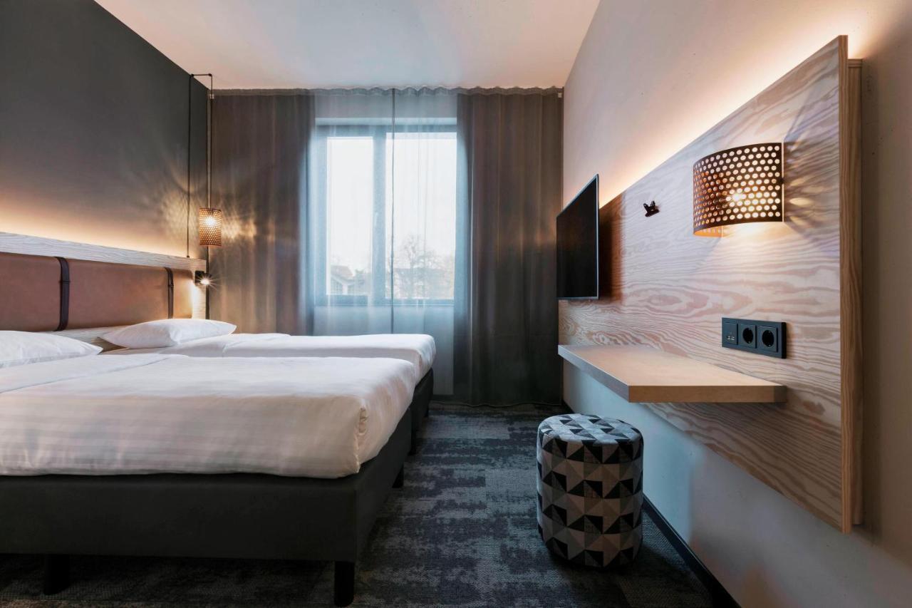 Moxy 3*