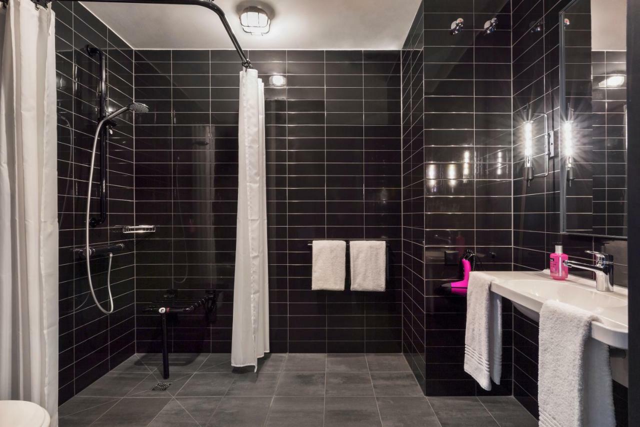 Moxy 3*